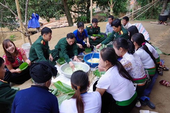 Gói bánh Chưng tặng các gia đình chính sách, các hộ nghèo.